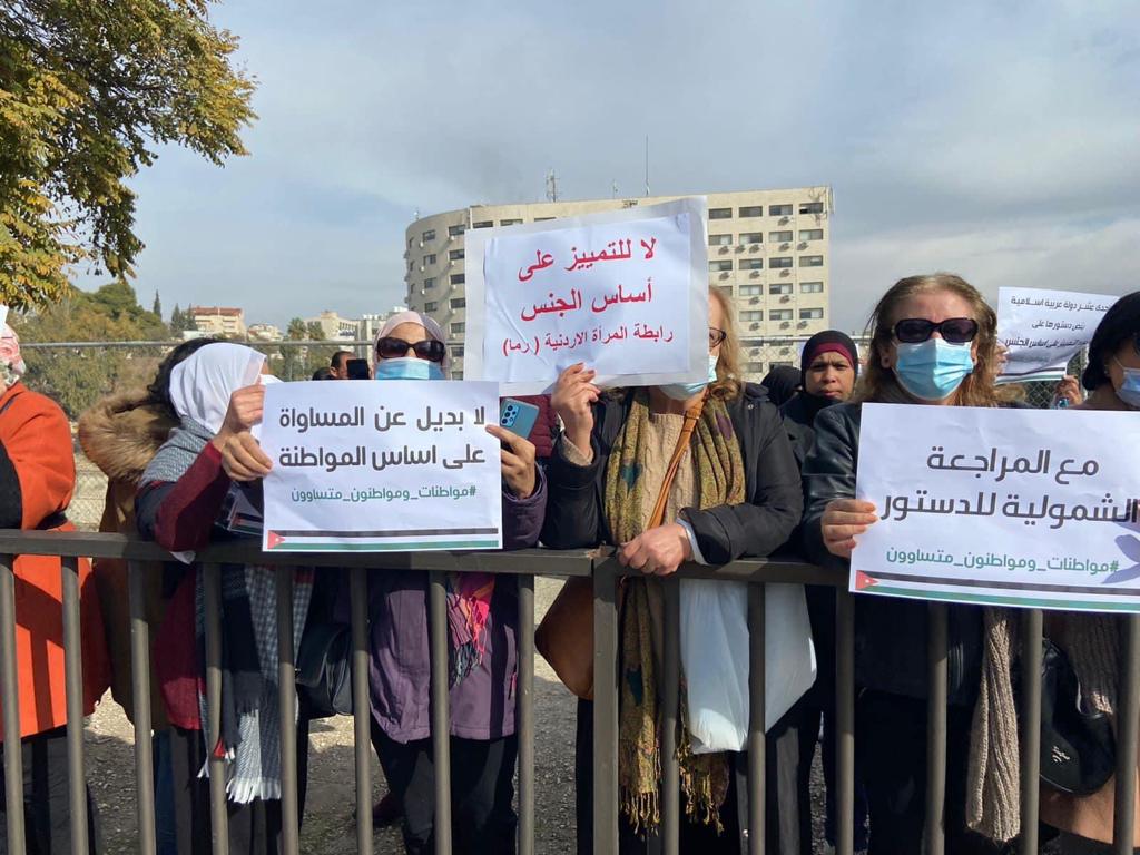 هيئات ومنظمات نسائية وحقوقية يعتصمن أمام مجلس النواب للمطالبة بـ تعديل المادة 6 من الدستور