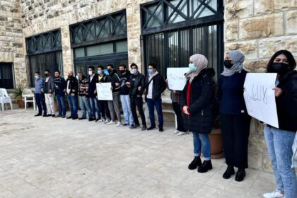 القوى الطلابية تغلق بوابة مركز الدراسات الاستراتيجية أمام مدير المركز