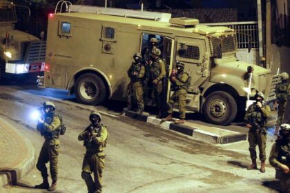 شهيد و31 إصابة في نابلس: حملة اعتقالات واقتحامات لجيش الاحتلال بالضفة